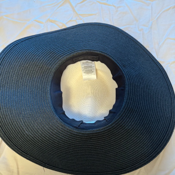 BCBG Max Azria sun hat - Picture 4 of 5